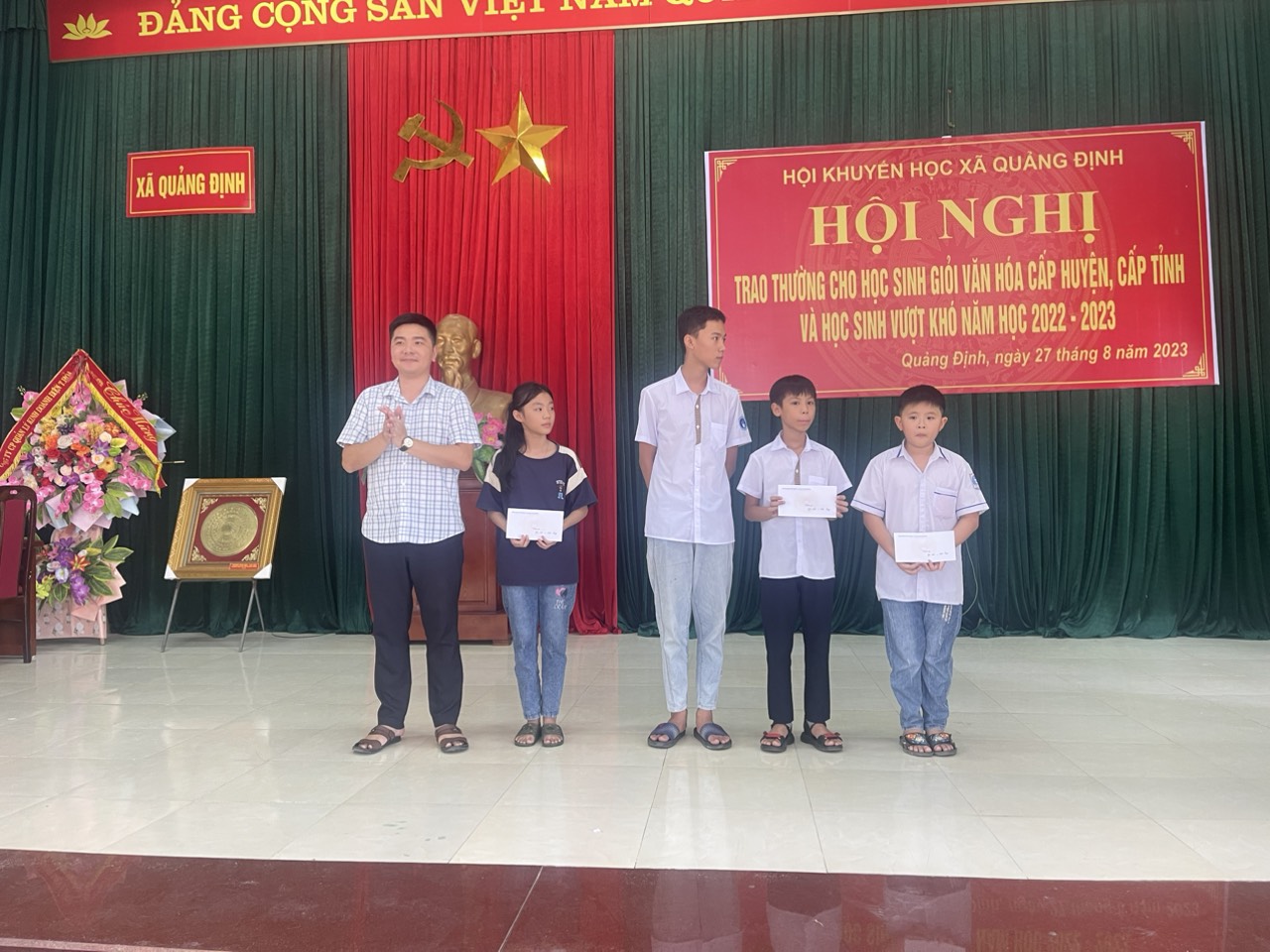 Hội khuyến học xã Quảng Định tổ chức Hội nghị trao thưởng cho học sinh có thành tích cao trong các cuộc thi giao lưu văn hóa cấp huyện, tỉnh và học sinh vượt khó năm học 2022- 2023