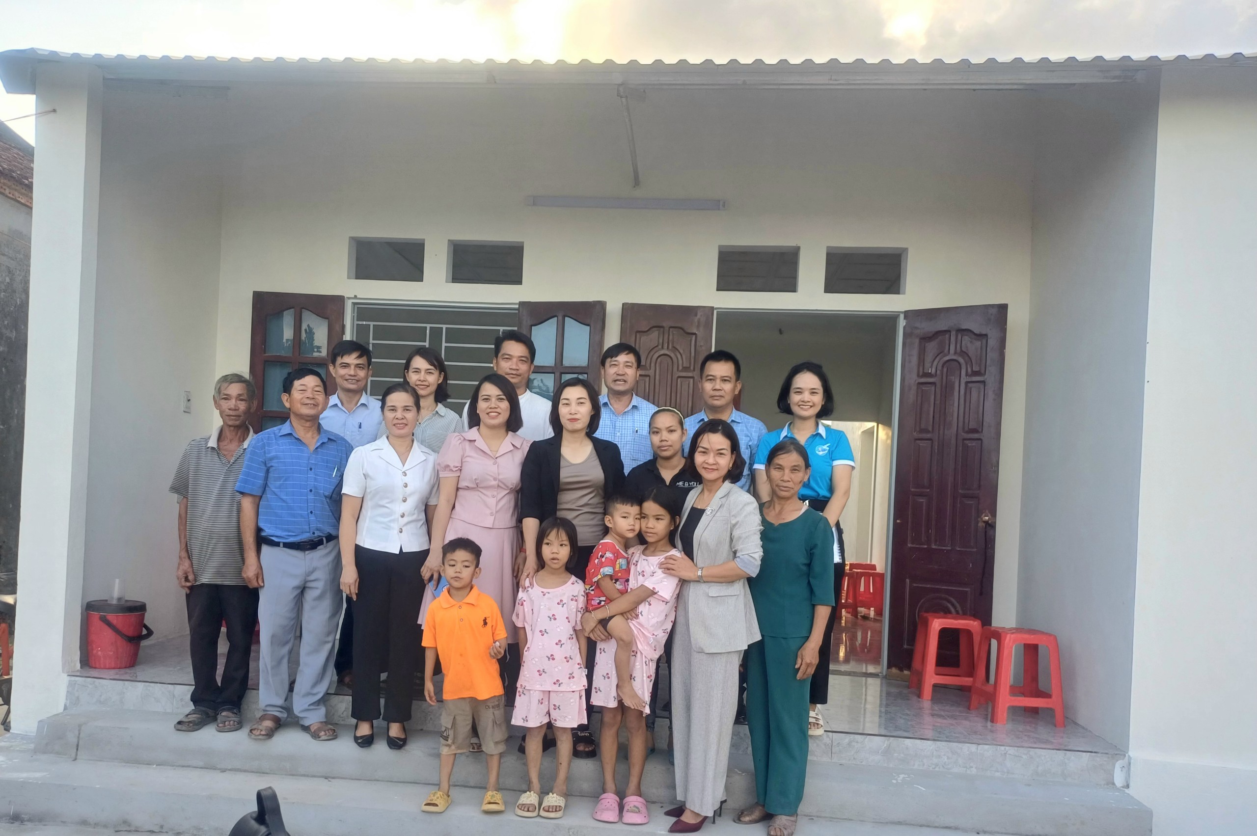 Đảng ủy - HĐND - UBND - UB MTTQ xã Quảng Định và Đoàn Thiện nguyện Quảng Xương trao tặng Nhà tình thương cho hộ gia đình phụ nữ nghèo, đơn thân.