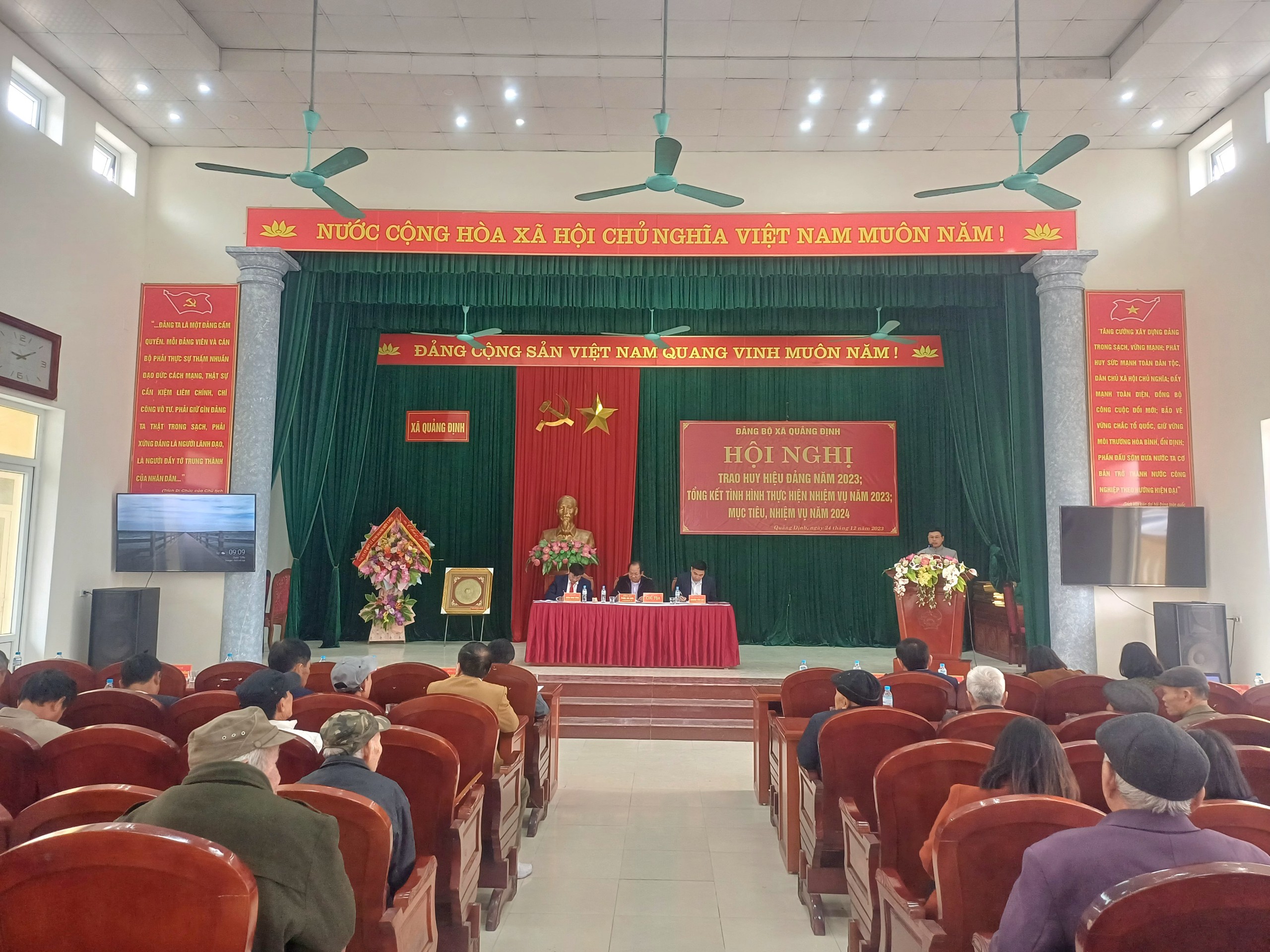 Đảng bộ xã Quảng Định tổ chức Hội nghị trao huy hiệu Đảng năm 2023; Tổng kết tình hình nhiệm vụ năm 2023; phương hướng, nhiệm vụ năm 2024