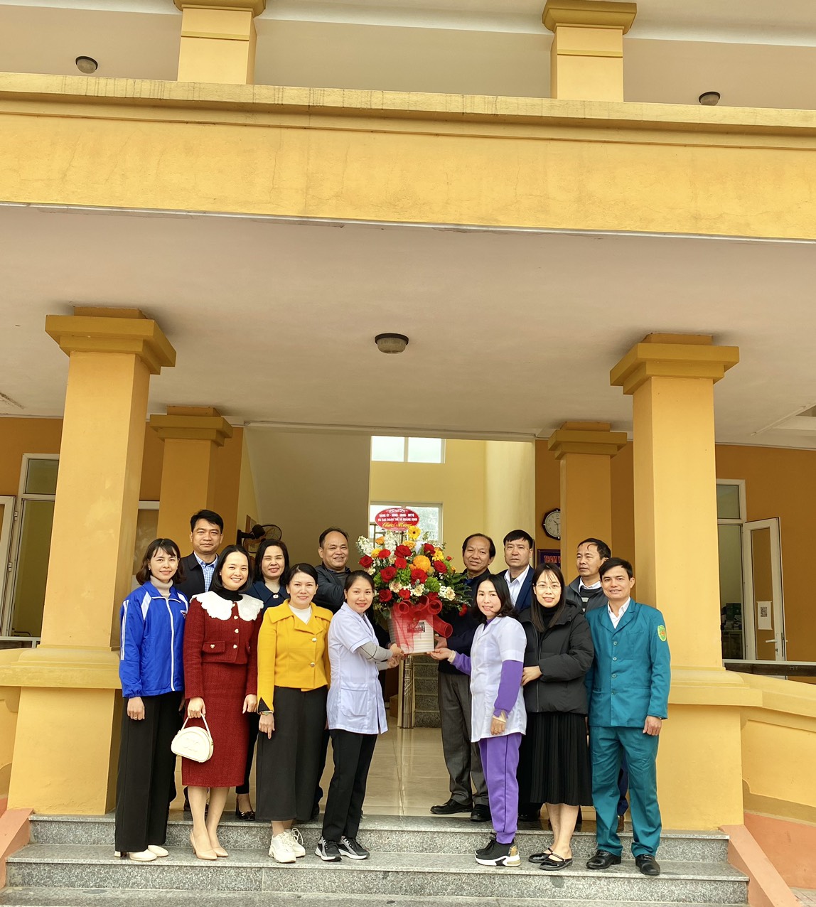 Các đồng chí lãnh đạo xã Quảng Định thăm, chúc mừng Trạm y tế nhân kỷ niệm 69 năm 